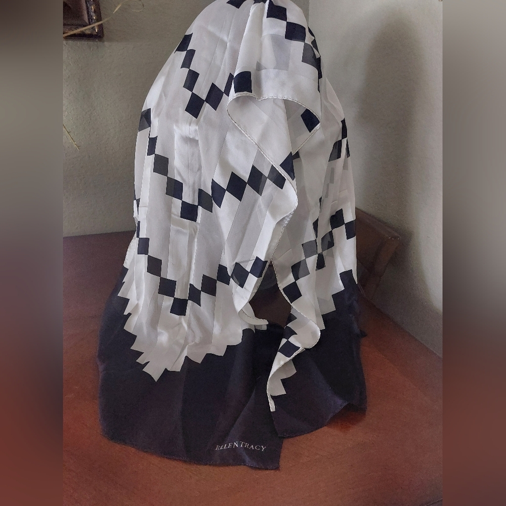 Ellen Tracy Vintage Black & White Geometric Scarf